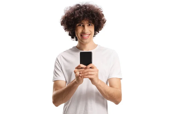 Jovem Alegre Casual Com Cabelo Encaracolado Escuro Usando Smartphone Olhando — Fotografia de Stock