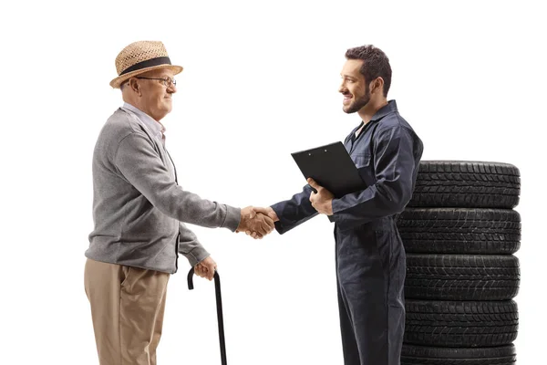 Auto Mecânico Trabalhador Apertando Mão Com Cliente Masculino Sênior Isolado — Fotografia de Stock