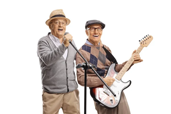 Uomini Anziani Che Suonano Chitarre Cantano Microfono Isolato Sfondo Bianco — Foto Stock