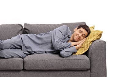 Pijamalı mutlu bir adam kanepede uyuyor ve beyaz arka planda izole edilmiş bir rüya görüyor.