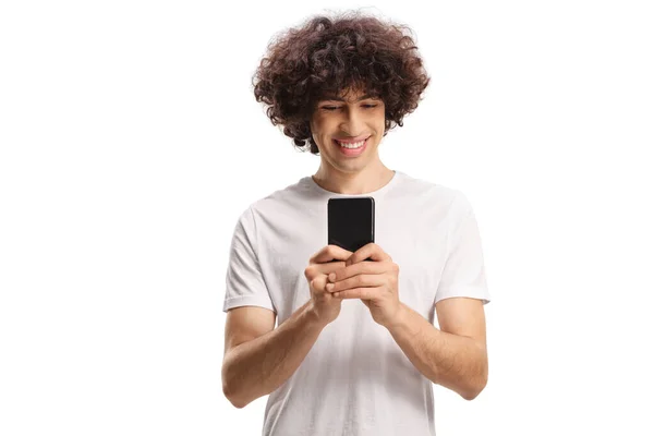 Nenucený Mladý Muž Kudrnatými Vlasy Pomocí Smartphone Izolované Bílém Pozadí — Stock fotografie