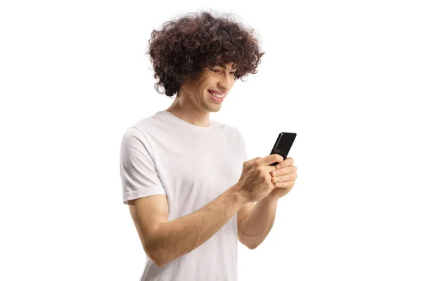 Casual Jovem Com Cabelo Encaracolado Usando Smartphone Sorrindo Isolado Fundo — Fotografia de Stock