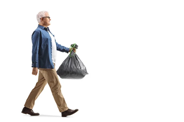 Full Längd Profil Skott Mogen Man Promenader Och Bär Plastpåse — Stockfoto