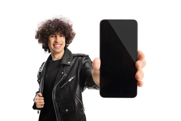 Hombre Joven Chaqueta Cuero Mostrando Teléfono Inteligente Sonriendo Aislado Sobre — Foto de Stock