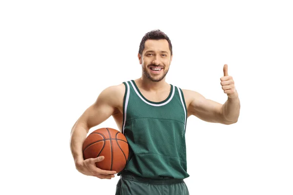 Leende Basketspelare Håller Boll Och Visar Tummen Upp Isolerad Vit — Stockfoto