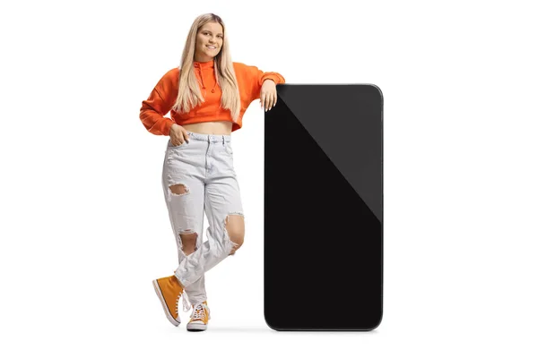 Trendy Jonge Vrouw Leunen Een Grote Mobiele Telefoon Geïsoleerd Witte — Stockfoto