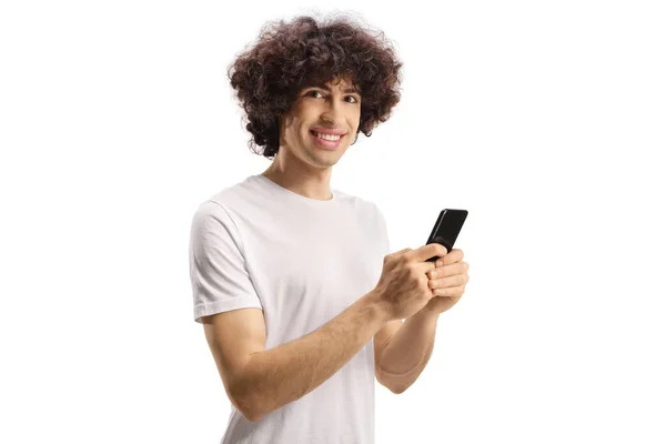 Jeune Homme Décontracté Aux Cheveux Bouclés Aide Smartphone Regardant Caméra — Photo