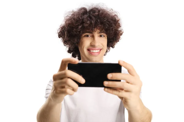 Casual Νεαρός Άνδρας Σγουρά Μαλλιά Τραβώντας Μια Φωτογραφία Ένα Smartphone — Φωτογραφία Αρχείου
