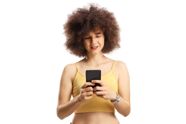 Jeune Femme Aux Cheveux Bouclés Tapant Sur Smartphone Isolé Sur — Photo