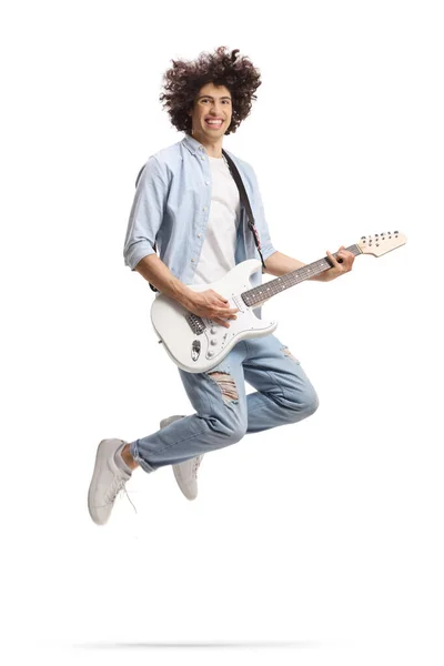 Casual Jovem Pulando Tocando Uma Guitarra Elétrica Isolada Fundo Branco — Fotografia de Stock