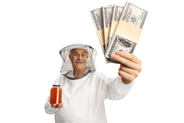 Bee Innehavare Enhetlig Innehav Staplar Pengar Och Burk Honung Isolerad — Stockfoto