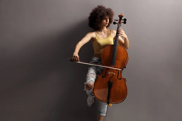 Jovem Artista Feminina Tocando Violoncelo Isolado Fundo Cinza — Fotografia de Stock