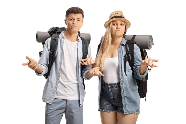 Förvirrade Unga Manliga Och Kvinnliga Backpackers Gest Med Händerna Isolerade — Stockfoto
