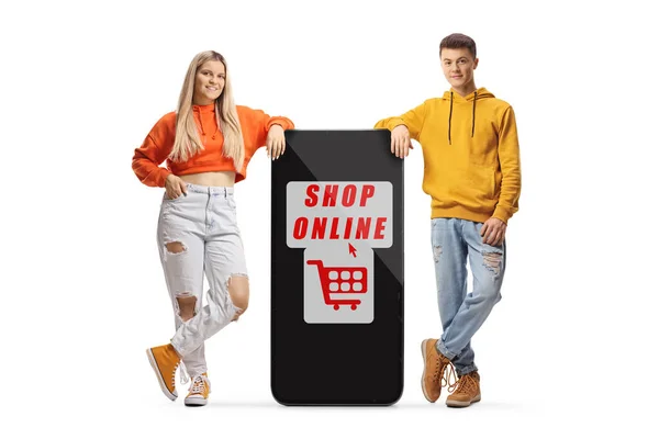 Ung Man Och Kvinna Stanging Bredvid Smartphone Med Text Butik — Stockfoto