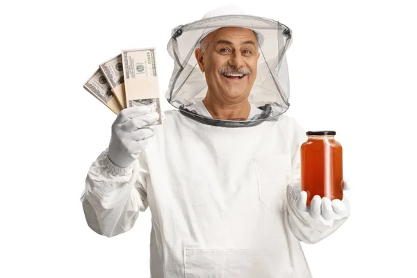 Пчеловод Форме Держит Банку Меда Деньги Изолированы Белом Фоне — стоковое фото