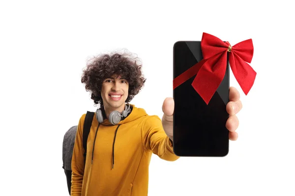 Estudante Masculino Mostrando Smartphone Amarrado Com Arco Vermelho Isolado Fundo — Fotografia de Stock