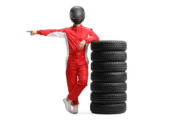 Kırmızı Takım Elbiseli Kasklı Bir Yarışçının Tam Boy Portresi Lastik — Stok fotoğraf