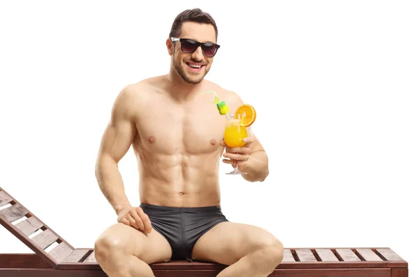 Ung Man Sitter Solsäng Och Håller Cocktail Isolerad Vit Bakgrund — Stockfoto