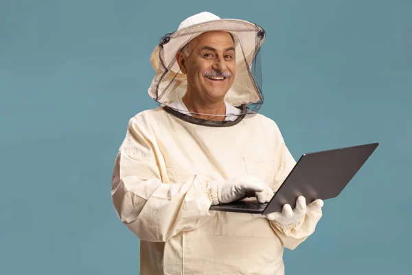 Mature Male Bee Keeper Uniform Using Laptop Computer Isolated Blue — Stock Photo, Image