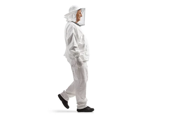Full Length Profil Záběr Muže Včelaře Uniformě Chůze Izolované Bílém — Stock fotografie