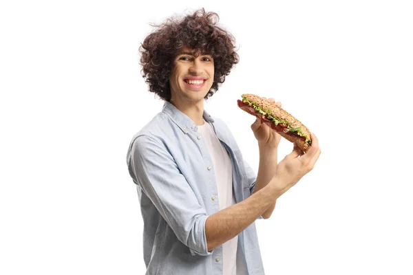 若いです男とともに巻き毛保持サンドイッチと笑顔でカメラで隔離された白い背景 — ストック写真