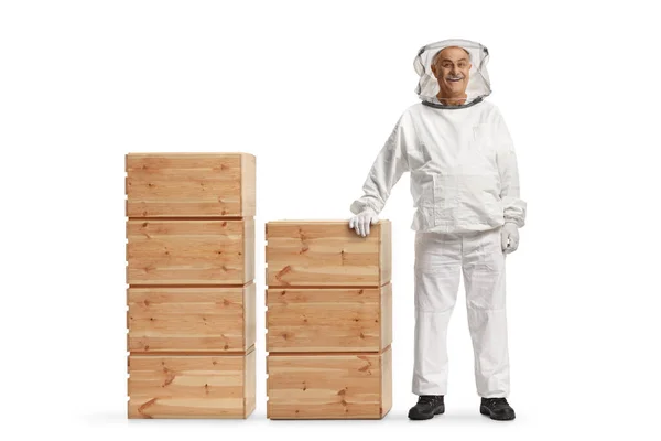 白い背景に木製の箱で隔離された立っている養蜂家の完全な長さの肖像画 — ストック写真
