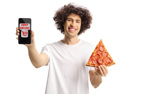 陽気若い男はピザスライスを保持し 白い背景に隔離されたテキストショップオンラインでスマートフォンを示しています — ストック写真