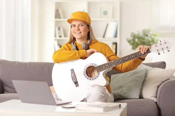 Giovane Donna Seduta Divano Casa Con Una Chitarra Acustica Computer — Foto Stock