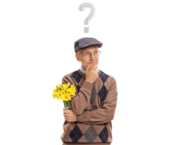 Senior Heer Met Een Bos Bloemen Denken Met Een Vraagteken — Stockfoto