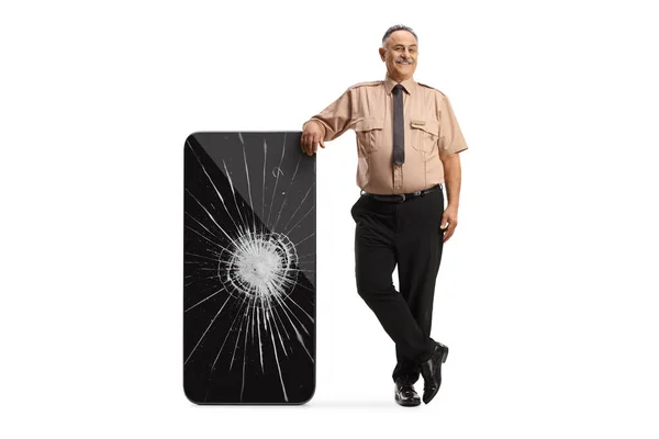 Oficer Ochrony Opierający Się Dużym Telefonie Komórkowym Zepsutym Ekranem Odizolowanym — Zdjęcie stockowe
