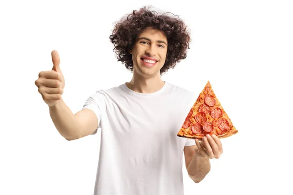 Šťastný Mladý Muž Drží Plátek Pizzy Ukazuje Palce Nahoru Izolované — Stock fotografie