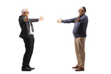 Yetişkin erkekler beyaz arka planda kollarını açıp birbirlerini selamlıyorlar.