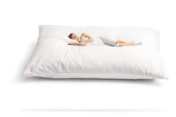 穿着睡衣睡在白色大枕头上的年轻女子 与白色背景隔离 — 图库照片