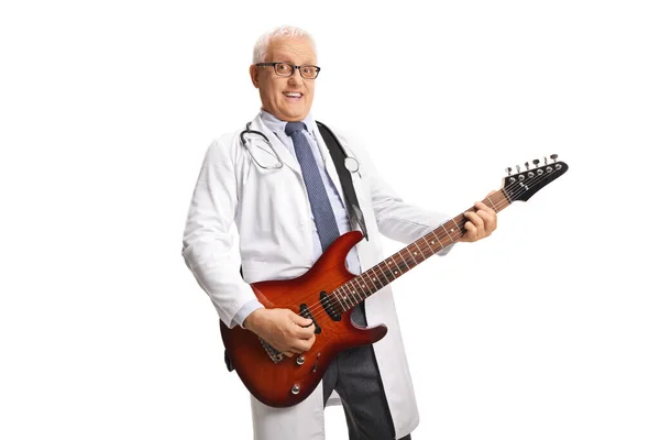 Médico Masculino Tocando Uma Guitarra Elétrica Isolada Fundo Branco — Fotografia de Stock