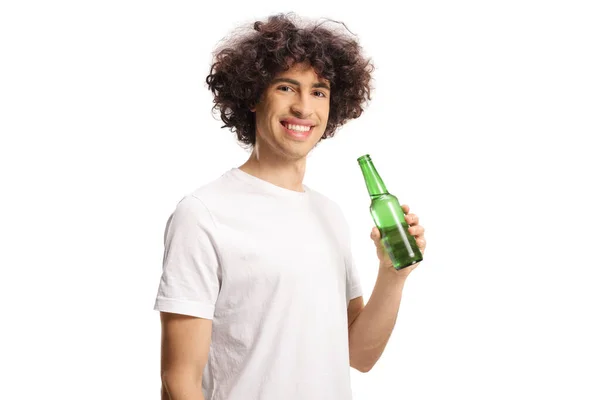 Χαρούμενος Καυκάσιος Σγουρά Μαλλιά Κρατώντας Ένα Μπουκάλι Μπύρα Και Χαμογελώντας — Φωτογραφία Αρχείου