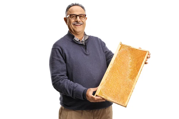 Χαμογελώντας Ώριμος Άντρας Κρατώντας Ένα Πλαίσιο Μέλισσας Απομονωμένο Λευκό Φόντο — Φωτογραφία Αρχείου