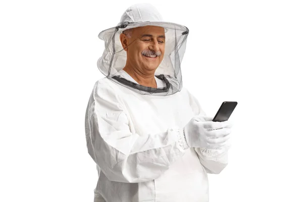 Зрелый Пчеловод Форме Помощью Смартфона Изолированного Белом Фоне — стоковое фото