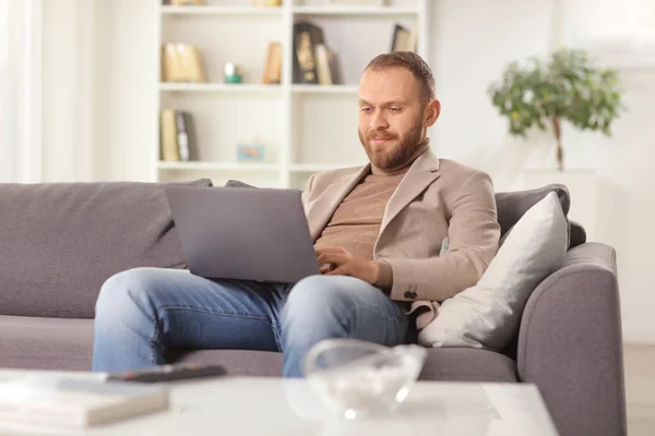 Mann Arbeitet Laptop Und Sitzt Hause Auf Einem Sofa — Stockfoto