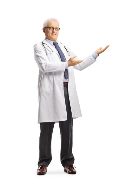 一位成熟的男医生的全长画像 在白色背景下被隔离 — 图库照片