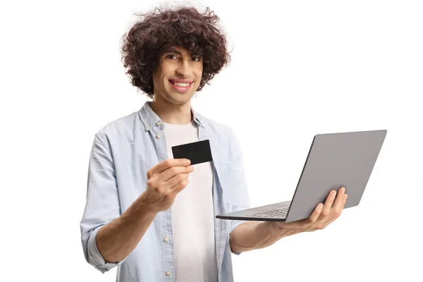 Nenucený Chlap Kudrnatými Vlasy Drží Notebook Kreditní Kartu Izolované Bílém — Stock fotografie