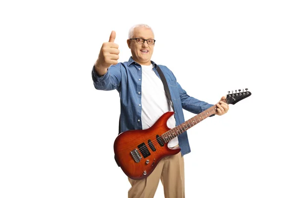 Elektro Gitarlı Olgun Bir Adam Beyaz Arka Planda Baş Parmağıyla — Stok fotoğraf
