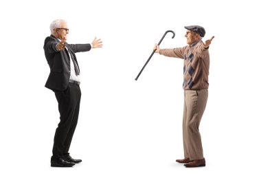 İki yetişkin adam kolları açık beyaz arka planda birbiriyle buluşuyor.