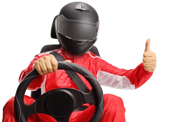 带着头盔坐在车座上的赛跑 使大拇指在白色背景上隔离开来 — 图库照片