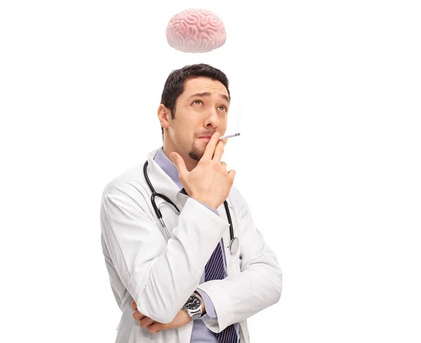 Médico Pensativo Fumando Cigarrillo Mirando Hacia Arriba Con Cerebro Por — Foto de Stock