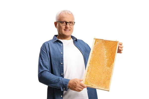 Casual Man Met Een Honingraat Frame Geïsoleerd Witte Achtergrond — Stockfoto