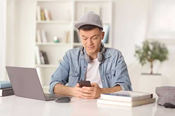 Männlicher Student Sitzt Hause Vor Einem Laptop Und Benutzt Ein — Stockfoto