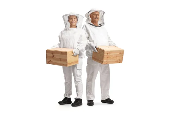 Μέλισσες Φύλακες Usniform Εκμετάλλευση Ξύλινα Κιβώτια Που Απομονώνονται Λευκό Φόντο — Φωτογραφία Αρχείου