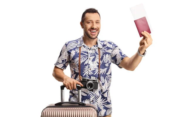 Jovem Feliz Com Uma Mala Mostrando Passaporte Sorrindo Isolado Fundo — Fotografia de Stock