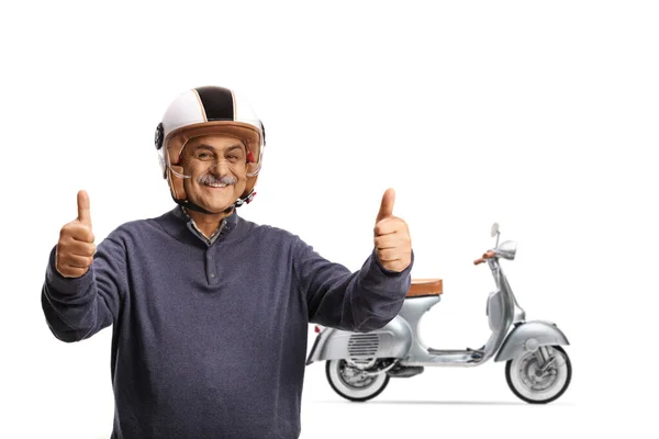 Fröhlicher Älterer Mann Mit Roller Helm Und Daumen Hoch Auf — Stockfoto