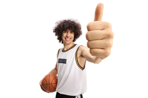 篮球运动员拿着一个球 用一个被白色背景隔开的大拇指做手势 — 图库照片
